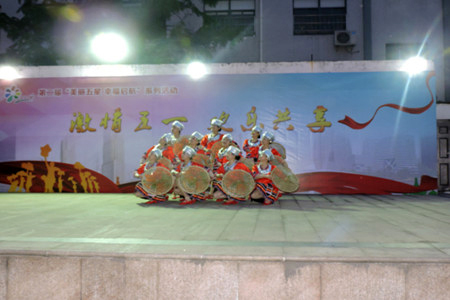 常州钟楼区五星街道庆 五一文艺汇演 为居民送上精神大餐