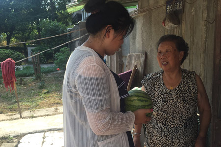 常州钟楼区关爱孤寡老人 夏日送清凉