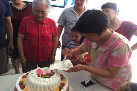 常州钟楼区青枫社区为老年人集体过生日 齐心共祝同欢笑