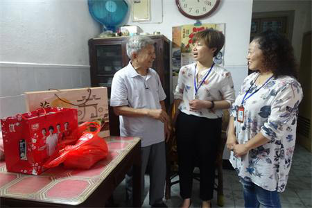 常州钟楼区花西社区开展中秋慰问独居老人活动