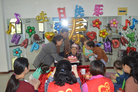 常州钟楼花南社区为百岁老人庆生