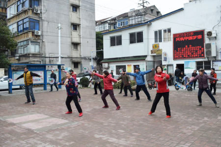 常州钟楼永红街道举办公益柔力球培训班