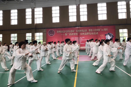 “韵律钟楼”百人太极大展风采