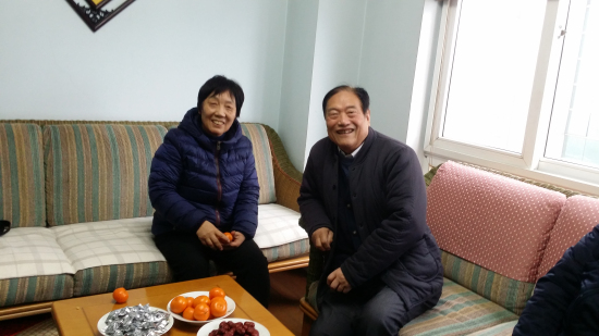 中共常州市钟楼区老年体协支部书记慰问老体工作者