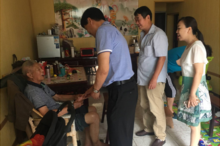 常州钟楼东岱村七一慰问老党员