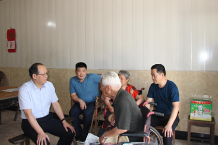 常州钟楼区委领导走访慰问西林村百岁老党员