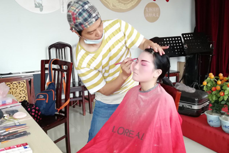 常州钟楼西林街道举办“运河文化艺术讲堂”之“戏曲妆面教学”活动