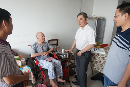 常州钟楼邹傅村开展“七一”走访慰问困难党员活动