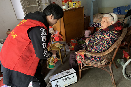 常州钟楼高龄老人过生日 社区上门送祝福