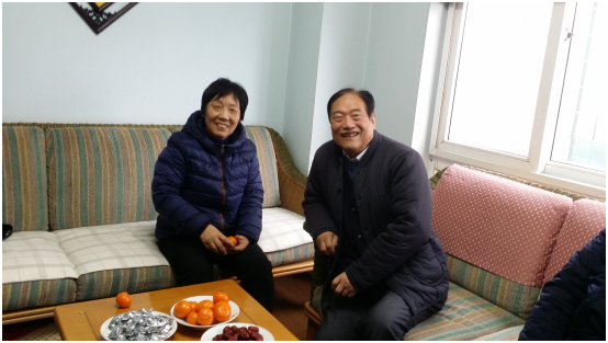 中共常州市钟楼区老年体协支部书记慰问老体工作者